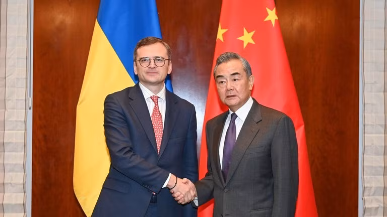 Ngoại trưởng Ukraine Dmytro Kuleba (bìa trái) và Ngoại trưởng Trung Quốc Vương Nghị. (Ảnh: Tân Hoa Xã)
