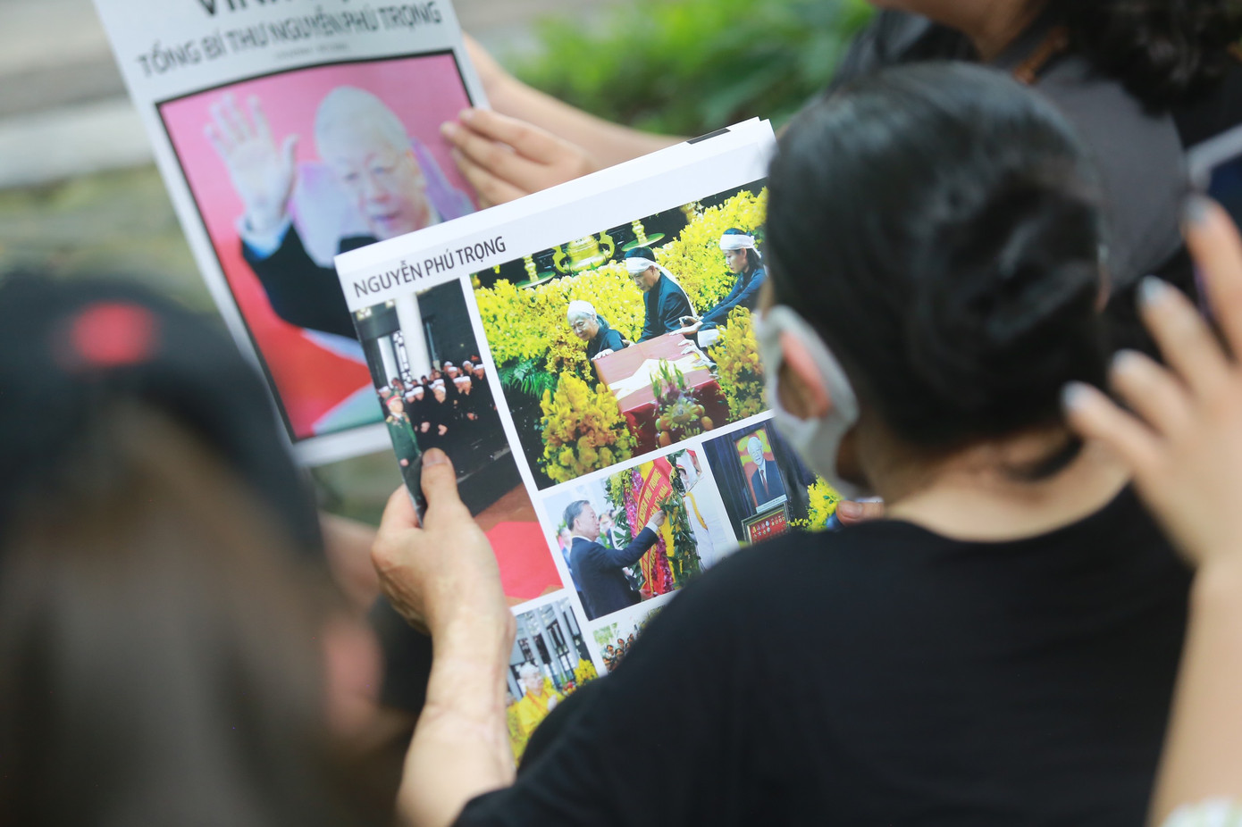 Nhiều người chăm chú đọc thông tin về Tổng Bí thư Nguyễn Phú Trọng trên báo Tiền Phong. Ảnh: Duy Phạm.