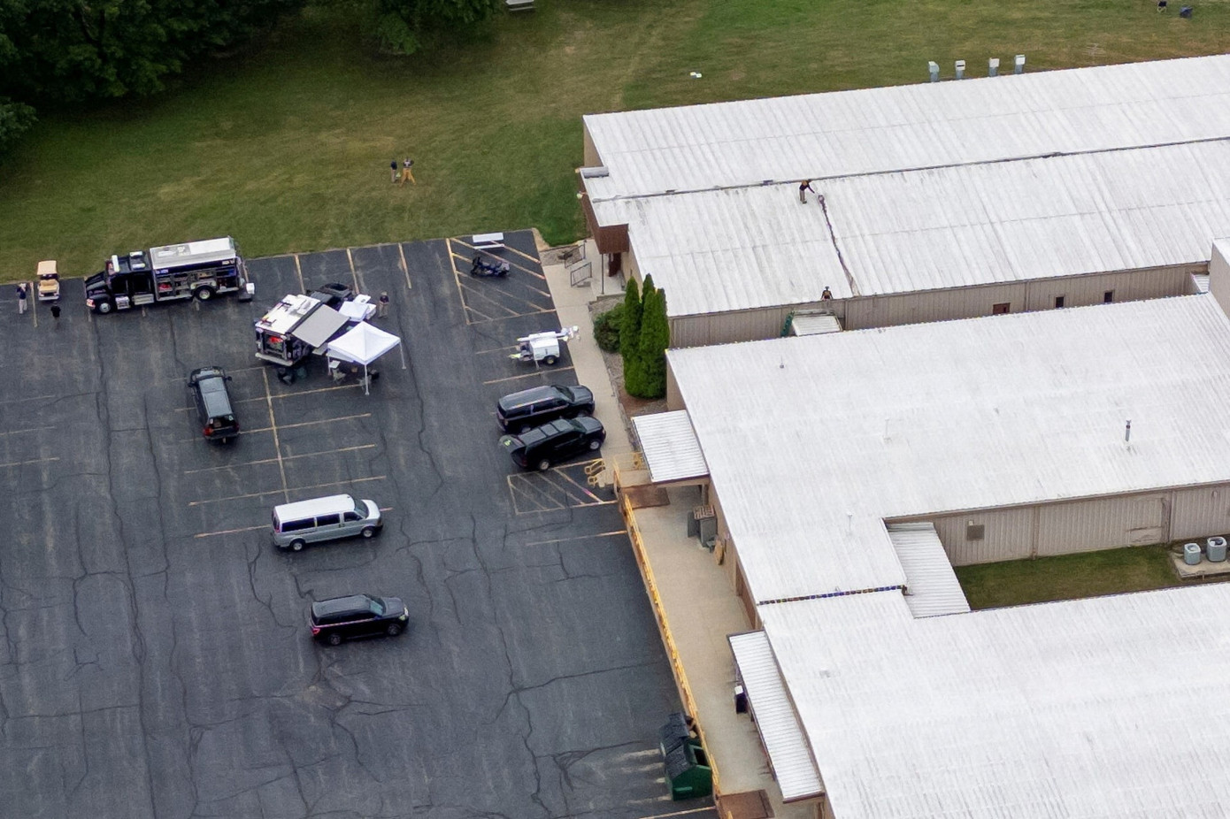 Mái nhà nơi nghi phạm nằm ngắm bắn trong vụ tấn công hôm 13/7. (Ảnh: Reuters)