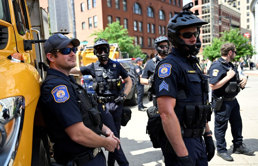 Nhân viên an ninh và các khán giả tại sự kiện. (Ảnh: Reuters) Nhân viên an ninh và các khán giả tại sự kiện. (Ảnh: Reuters)