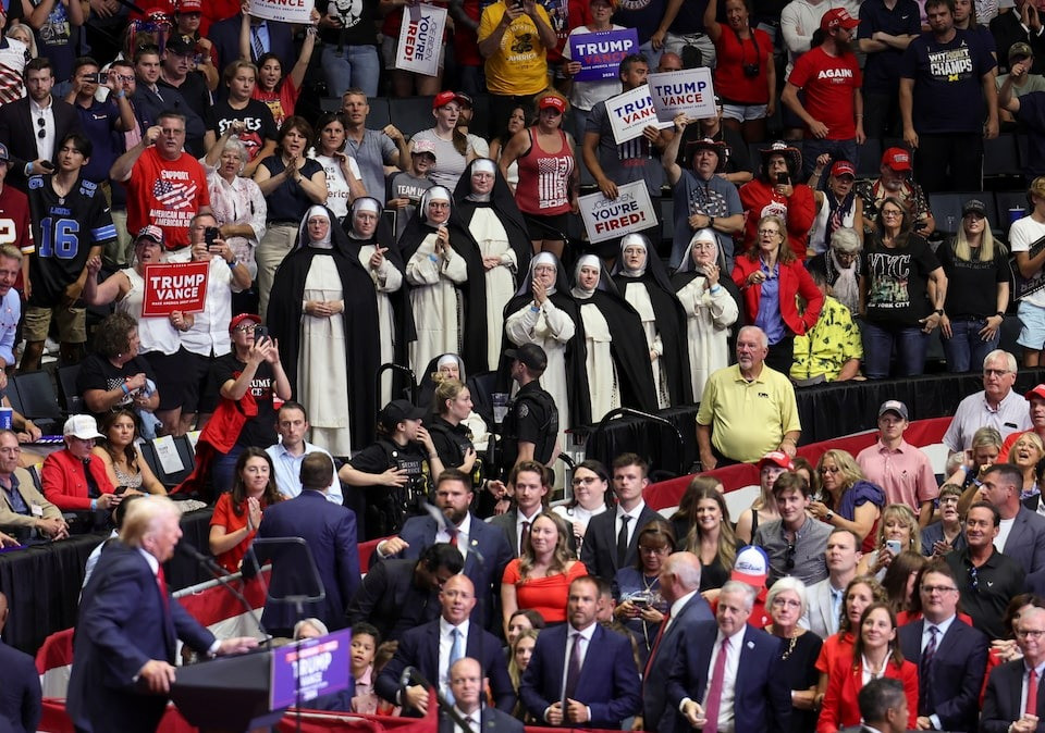 Nhân viên an ninh và các khán giả tại sự kiện. (Ảnh: Reuters) Nhân viên an ninh và các khán giả tại sự kiện. (Ảnh: Reuters)