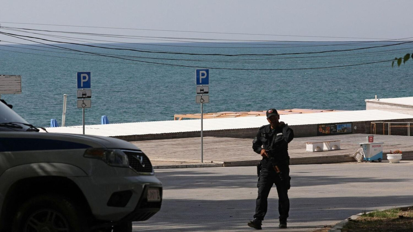 Cảnh sát tại một bãi biển ở Sevastopol. (Ảnh: Reuters)