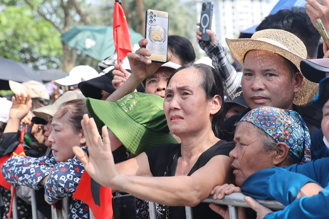 Người dân rơi nước mắt chào từ biệt Tổng Bí thư Nguyễn Phú Trọng về nơi an nghỉ cuối cùng. Ảnh: Trọng Tài.