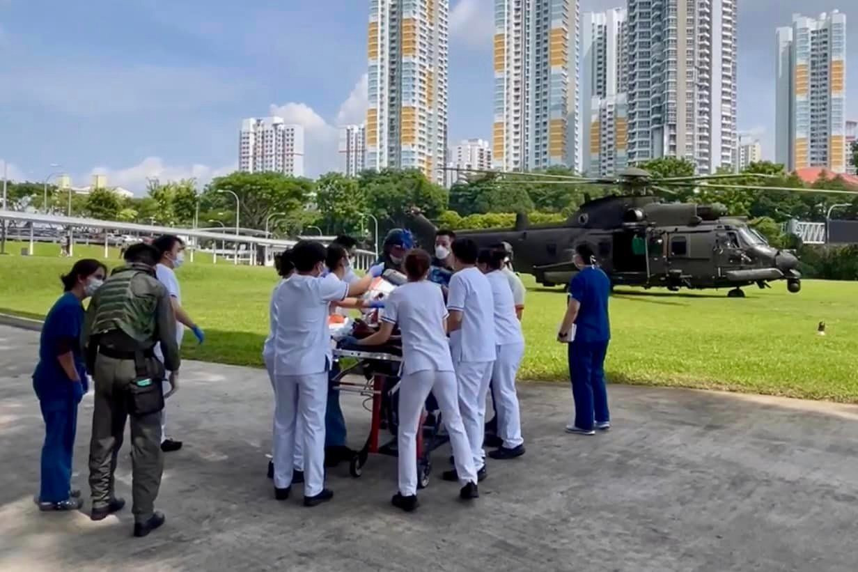 Các thủy thủ được đưa đến bệnh viện. (Ảnh: Không quân Singapore)