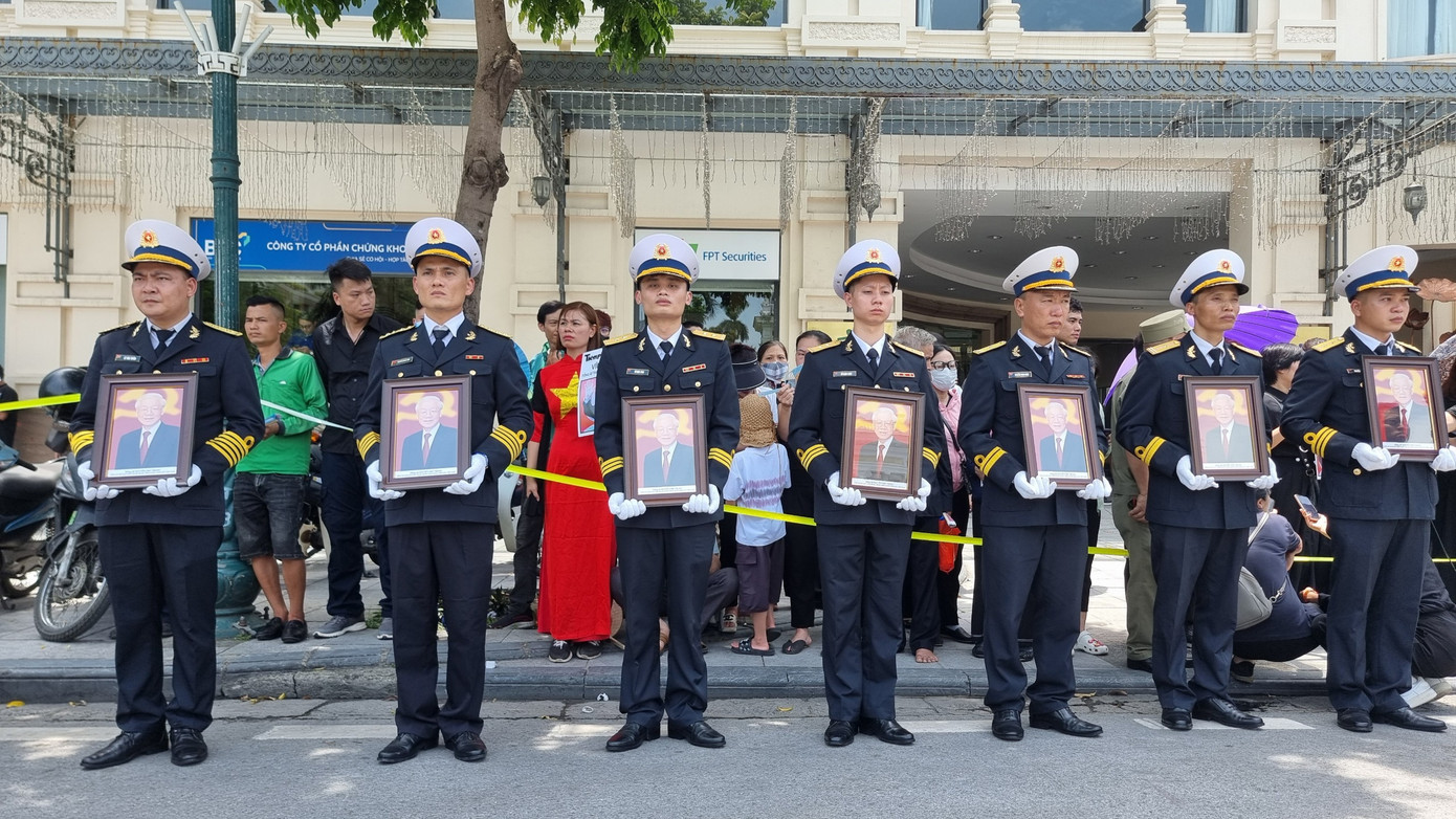 Người dân từ khắp mọi miền đất nước về Hà Nội, mang theo di ảnh Tổng Bí thư Nguyễn Phú Trọng, nghẹn ngào tiễn biệt. Ảnh: Phạm Duy.