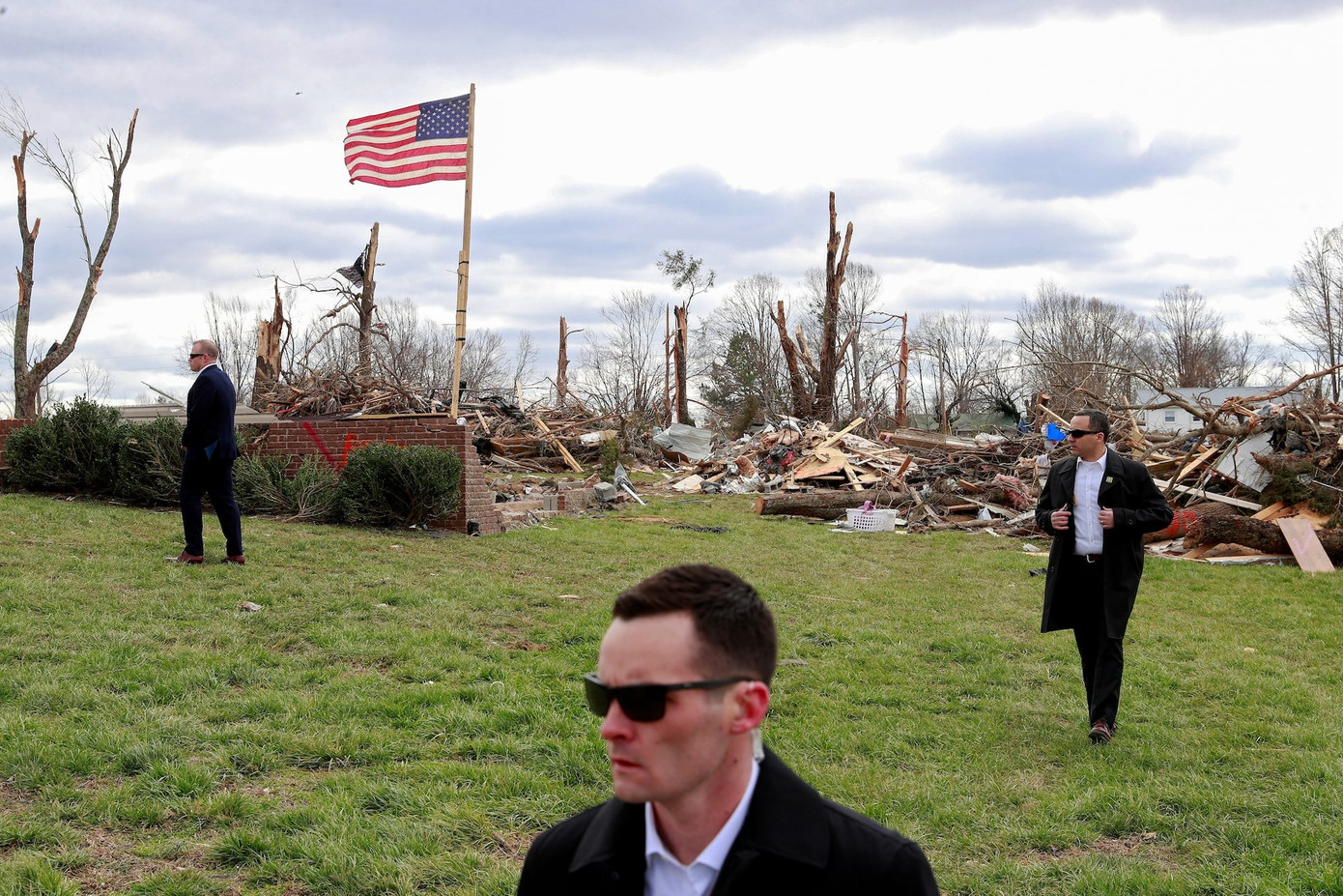 Đặc vụ hộ tống ông Donald Trump khi ông thị sát khu vực chịu ảnh hưởng bởi lốc xoáy ở Cookeville (bang Tennessee) ngày 6/3/2020. (Ảnh: Reuters)