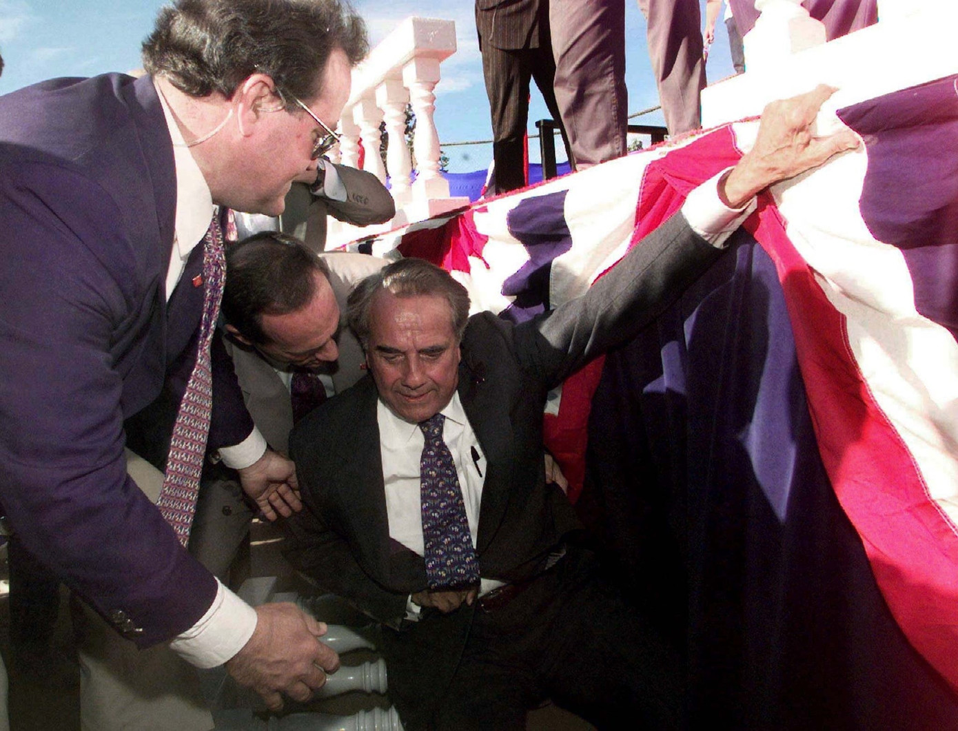 Ứng viên tổng thống của đảng Cộng hòa Bob Dole được các đặc vụ đỡ dậy sau khi ngã khỏi sân khấu trong một cuộc vận động tranh cử ở Chico (California) ngày 18/9/1996. (Ảnh: Reuters)