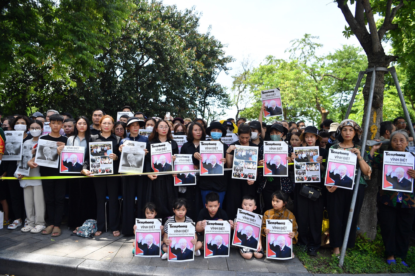 Mỗi người một tấm lòng tri ân, một tình cảm chân thành gửi tới nhà lãnh đạo cao nhất của Đảng - Tổng Bí thư Nguyễn Phú Trọng. Ảnh: Như Ý.