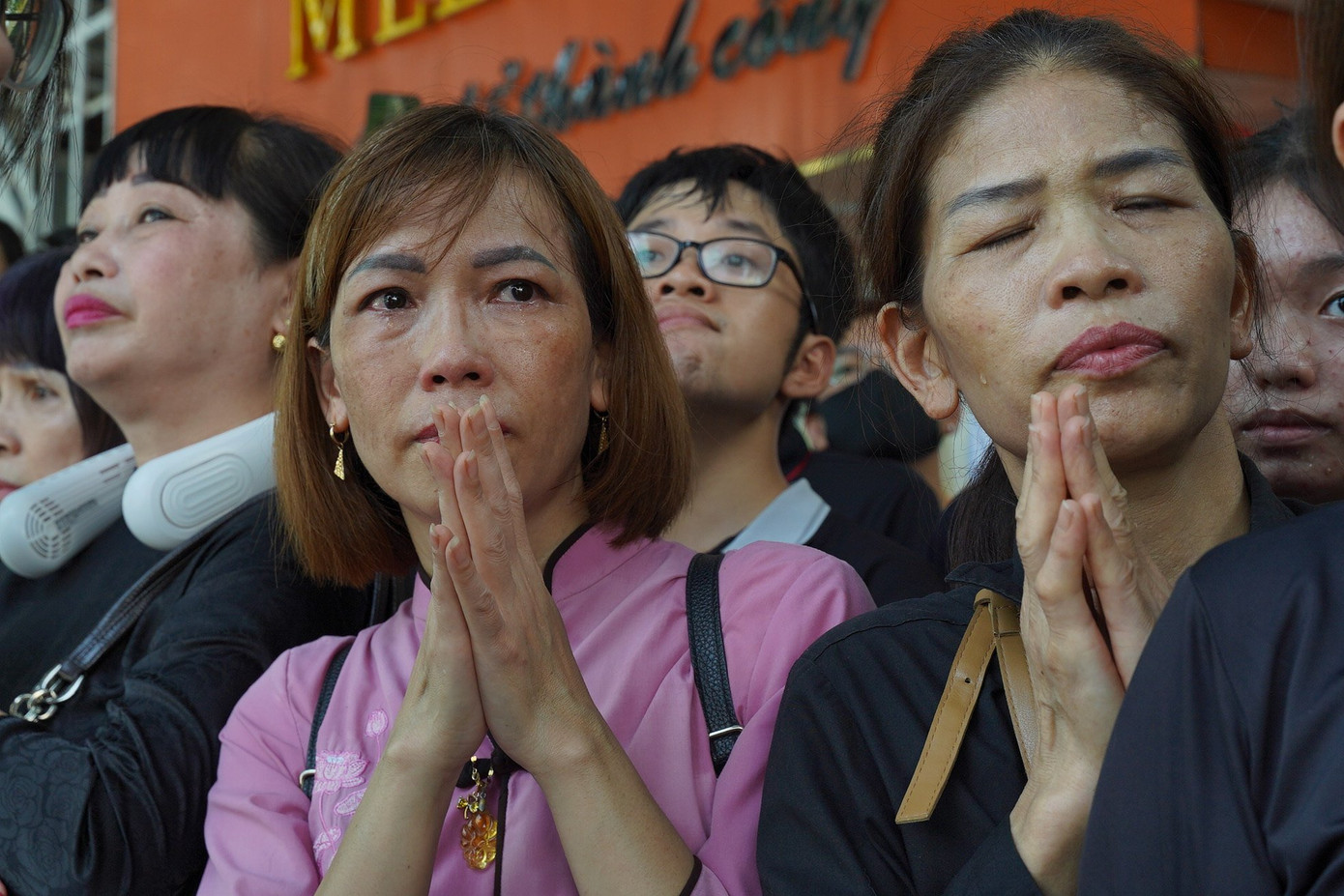 Là người dân lao động bình thường hay những quân nhân, thanh niên, sinh viên, trí thức... tất cả đều chung nỗi xót thương, tiếc nuối vì Tổng Bí thư Nguyễn Phú Trọng đã ra đi. Ảnh: Đức Nguyễn.
