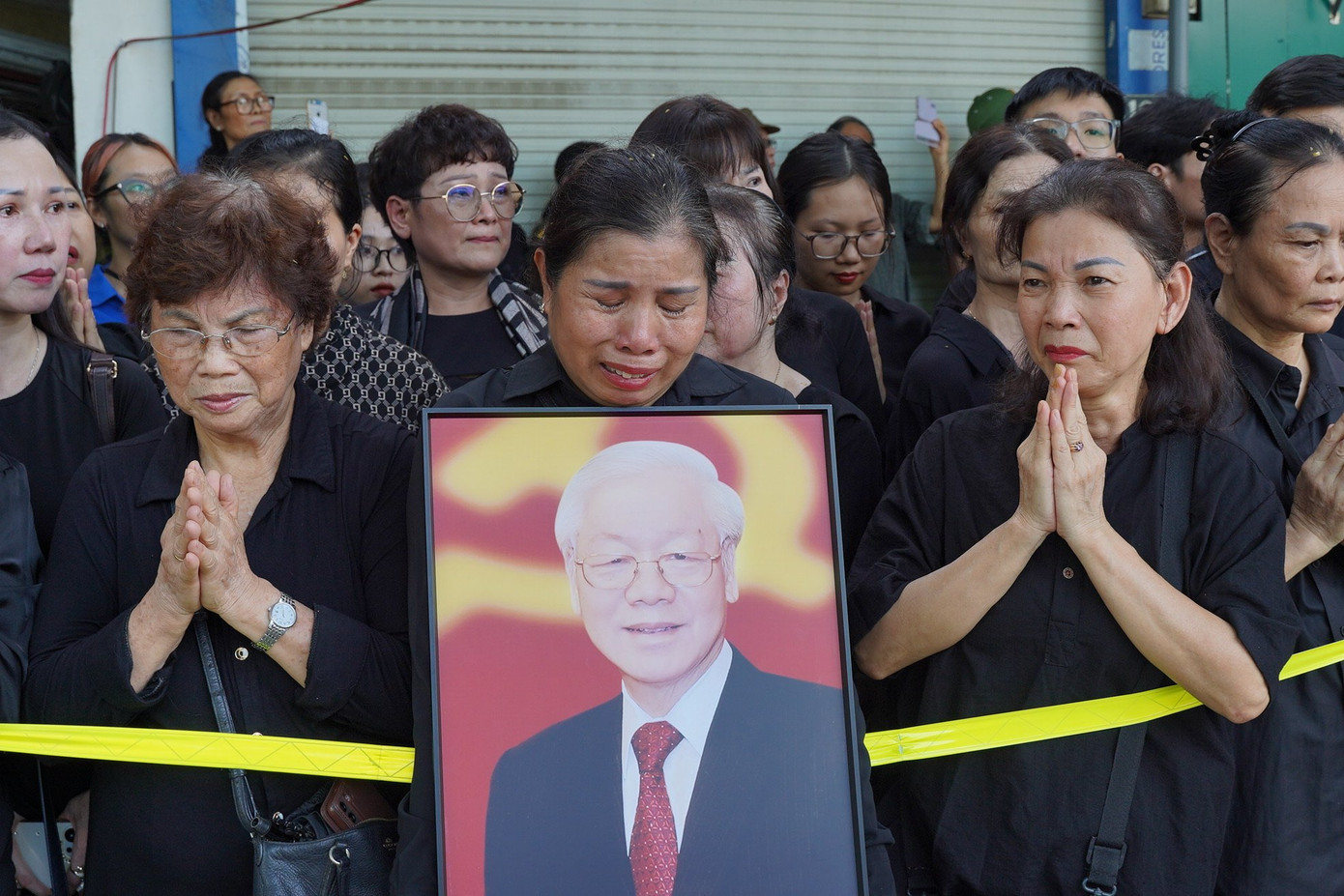 Là người dân lao động bình thường hay những quân nhân, thanh niên, sinh viên, trí thức... tất cả đều chung nỗi xót thương, tiếc nuối vì Tổng Bí thư Nguyễn Phú Trọng đã ra đi. Ảnh: Đức Nguyễn.