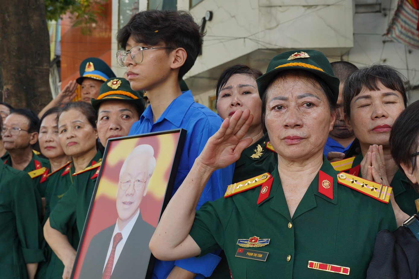 Là người dân lao động bình thường hay những quân nhân, thanh niên, sinh viên, trí thức... tất cả đều chung nỗi xót thương, tiếc nuối vì Tổng Bí thư Nguyễn Phú Trọng đã ra đi. Ảnh: Đức Nguyễn.