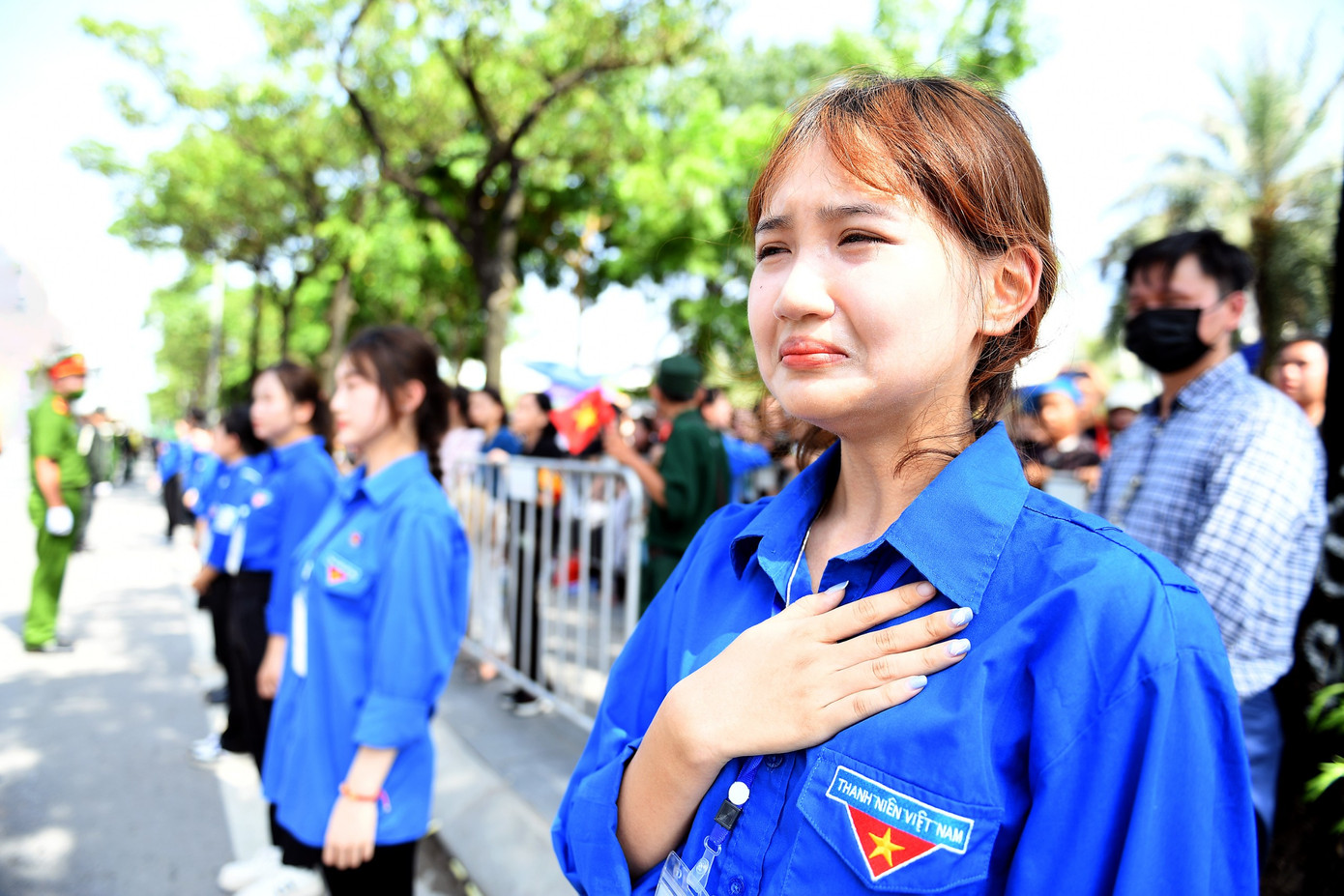 Người dân Việt Nam thuộc nhiều thế hệ rơi nước mắt khi đoàn xe chở linh cữu Tổng Bí thư Nguyễn Phú Trọng đi qua các tuyến đường Hà Nội. Ảnh: Dương Triều.