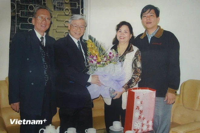 Tổng Bí thư Nguyễn Phú Trọng đến thăm cô giáo Phúc sau nhiều năm cố công tìm kiếm vì mất liên lạc. (Ảnh: NVCC).