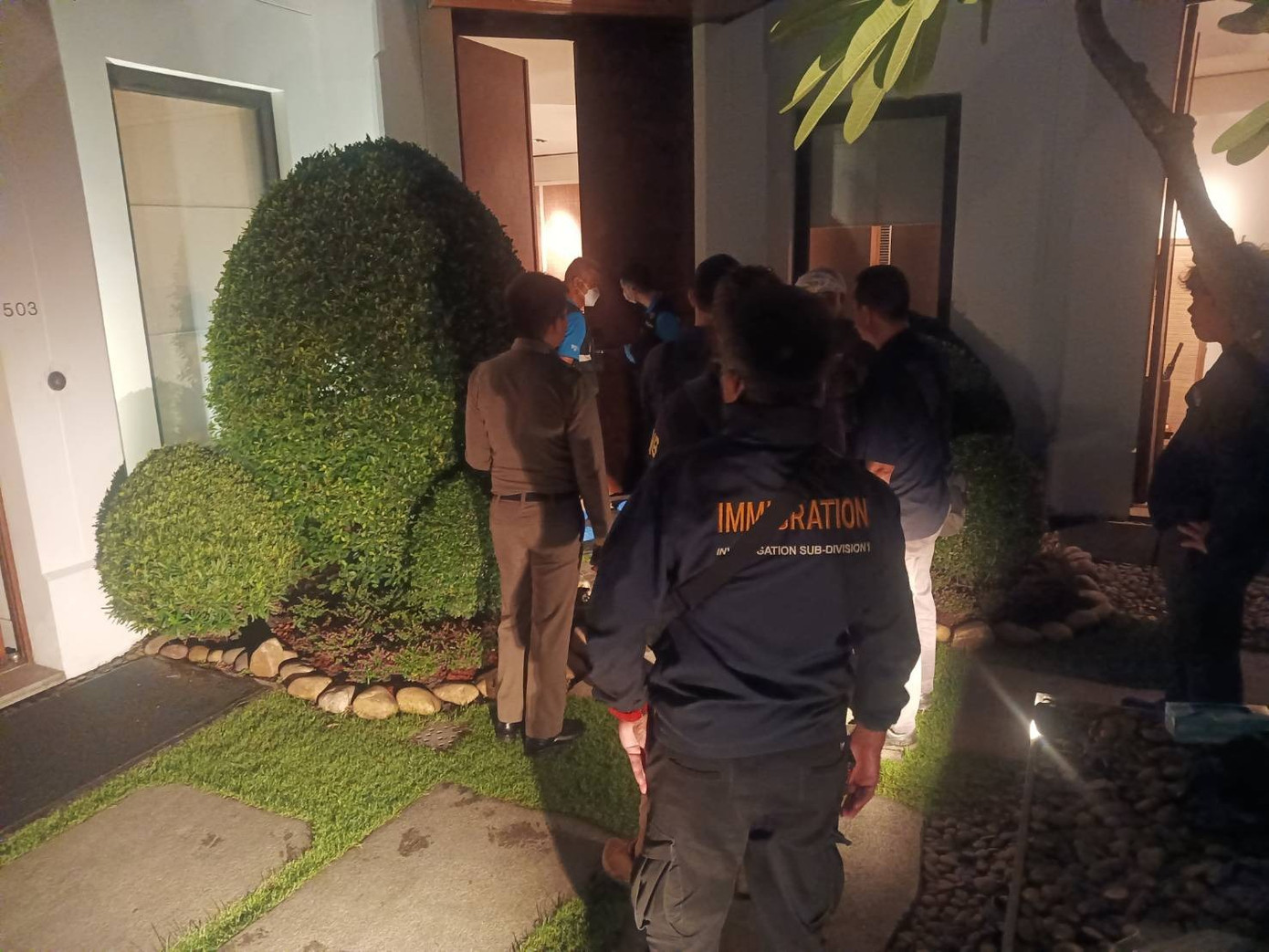 Cảnh sát đứng trước cửa căn phòng nơi phát hiện các nạn nhân. (Ảnh: Bangkok Post) Cảnh sát đứng trước cửa căn phòng nơi phát hiện các nạn nhân. (Ảnh: Bangkok Post)