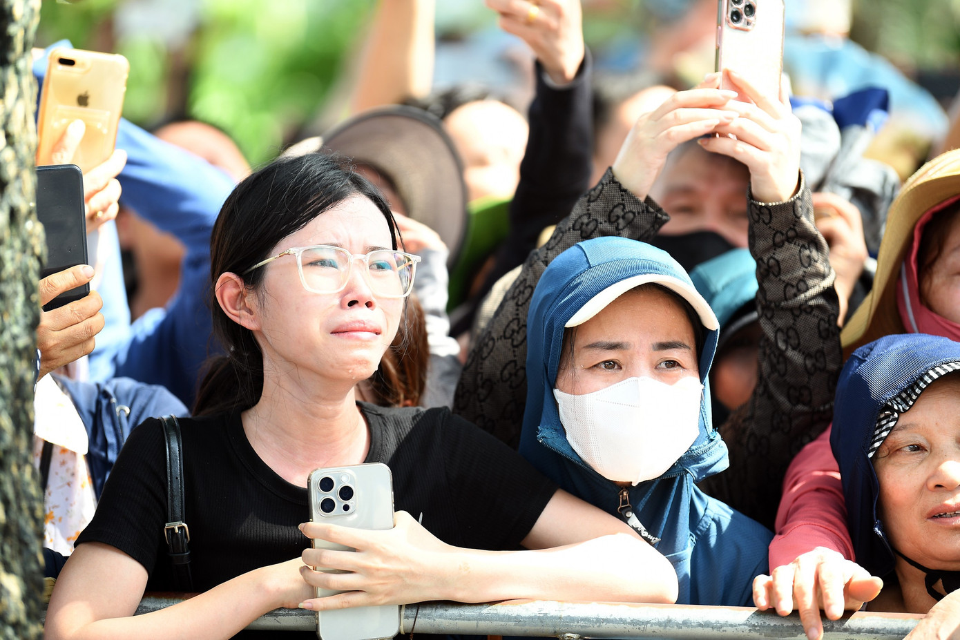 Người dân Việt Nam thuộc nhiều thế hệ rơi nước mắt khi đoàn xe chở linh cữu Tổng Bí thư Nguyễn Phú Trọng đi qua các tuyến đường Hà Nội. Ảnh: Dương Triều.