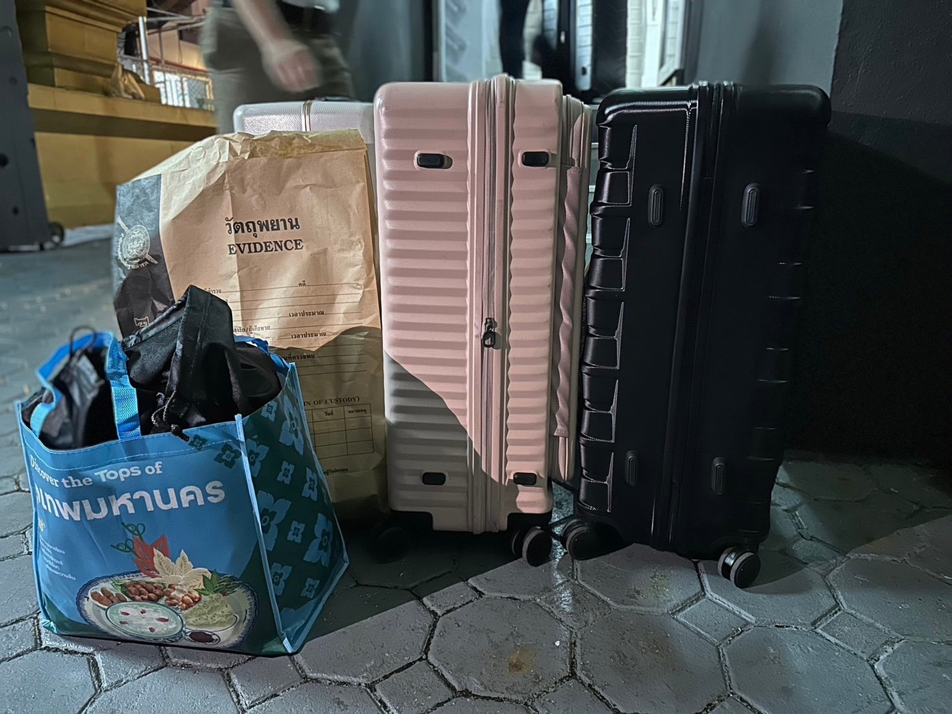 Hành lý của các nạn nhân được đưa về cơ quan điều tra. (Ảnh: Khaosod) Hành lý của các nạn nhân được đưa về cơ quan điều tra. (Ảnh: Khaosod)