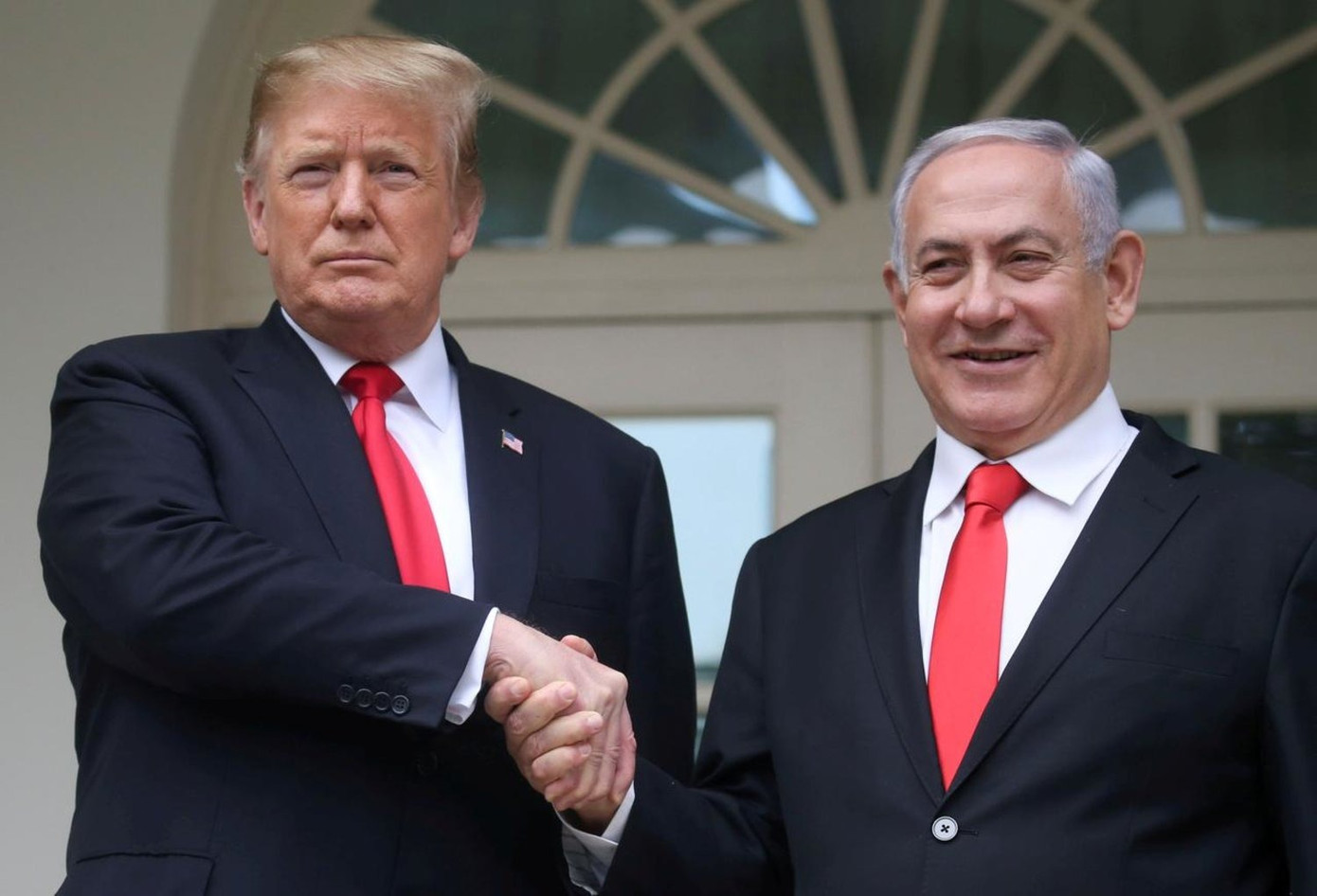Ông Donald Trump (bía trái) và ông Benjamin Netanyahu. (Ảnh: Reuters)