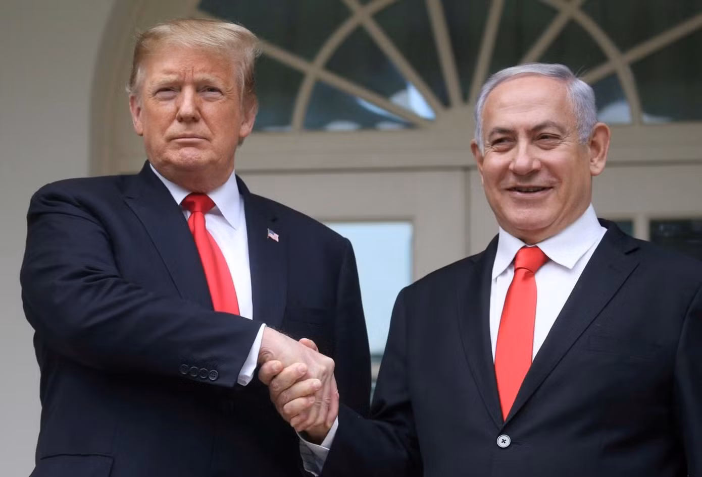 Ông Donald Trump (bía trái) và ông Benjamin Netanyahu. (Ảnh: Reuters) Ông Donald Trump (bía trái) và ông Benjamin Netanyahu. (Ảnh: Reuters)