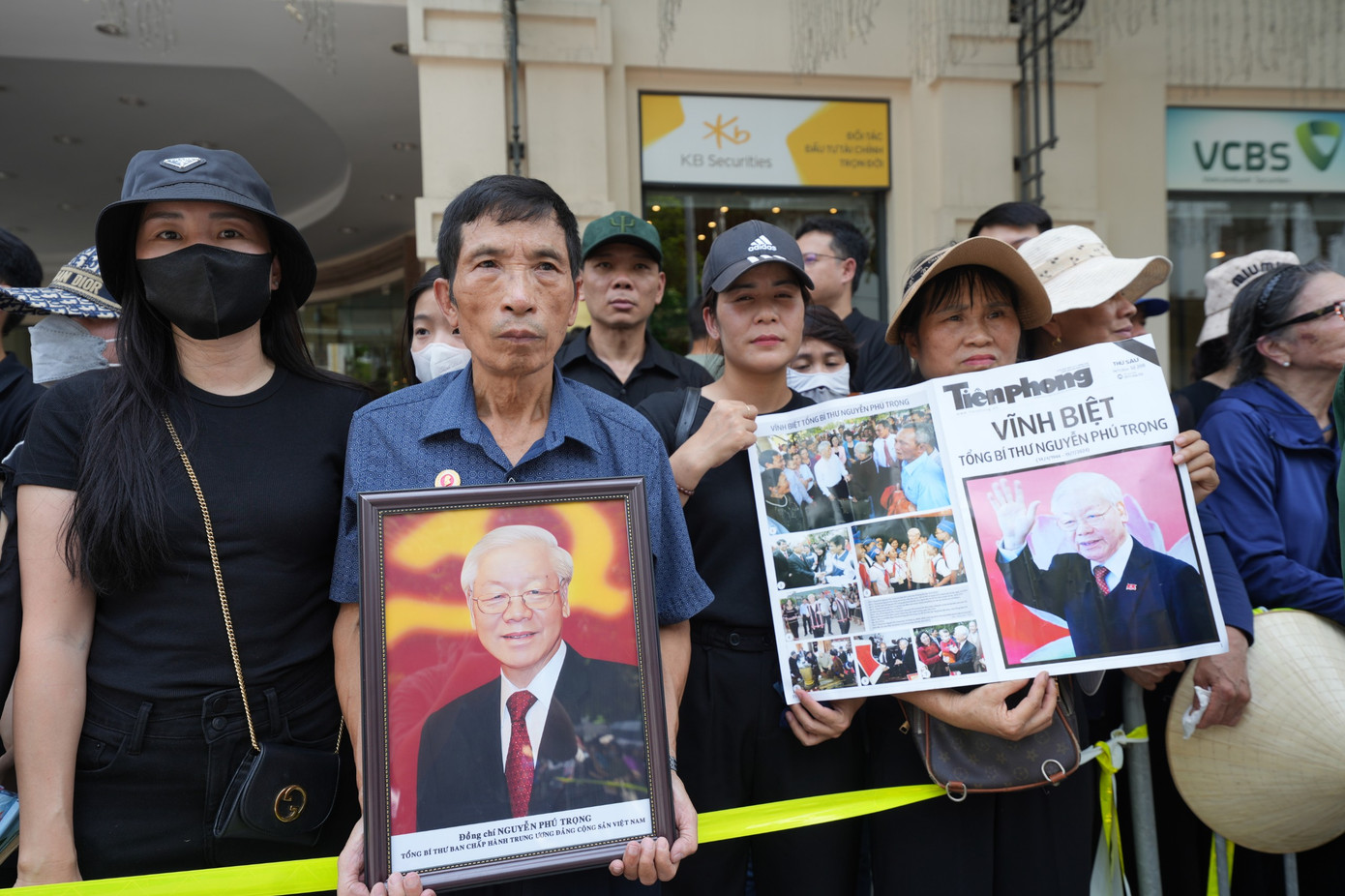 Người dân từ khắp mọi miền đất nước về Hà Nội, mang theo di ảnh Tổng Bí thư Nguyễn Phú Trọng, nghẹn ngào tiễn biệt. Ảnh: Phạm Duy.