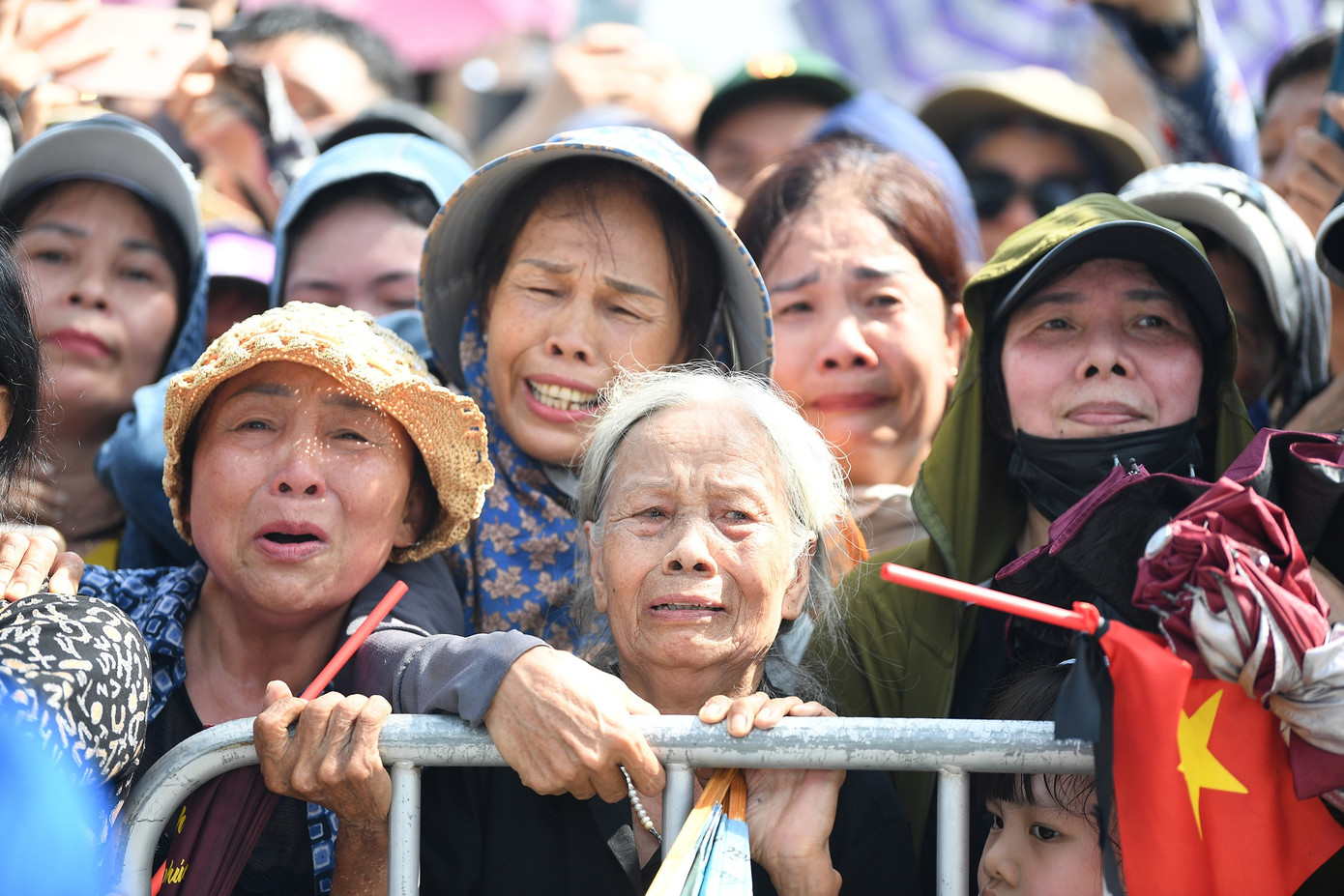 Người dân Việt Nam thuộc nhiều thế hệ rơi nước mắt khi đoàn xe chở linh cữu Tổng Bí thư Nguyễn Phú Trọng đi qua các tuyến đường Hà Nội. Ảnh: Dương Triều.