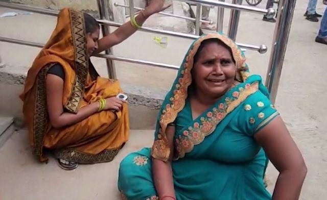 Người thân các nạn nhân không kìm được nước mắt khi tập trung bên ngoài bệnh viện ở Etah, bang Uttar Pradesh hôm 2/7. Ảnh: Reuters