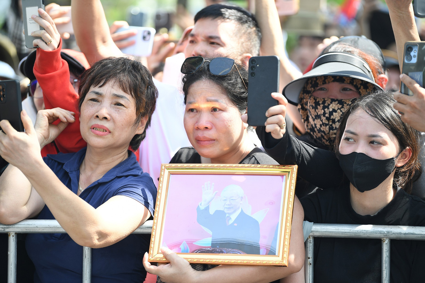 Dưới trời nắng nóng, người tiễn đưa Tổng Bí thư Nguyễn Phú Trọng xếp hàng trật tự. Ảnh: Dương Triều.