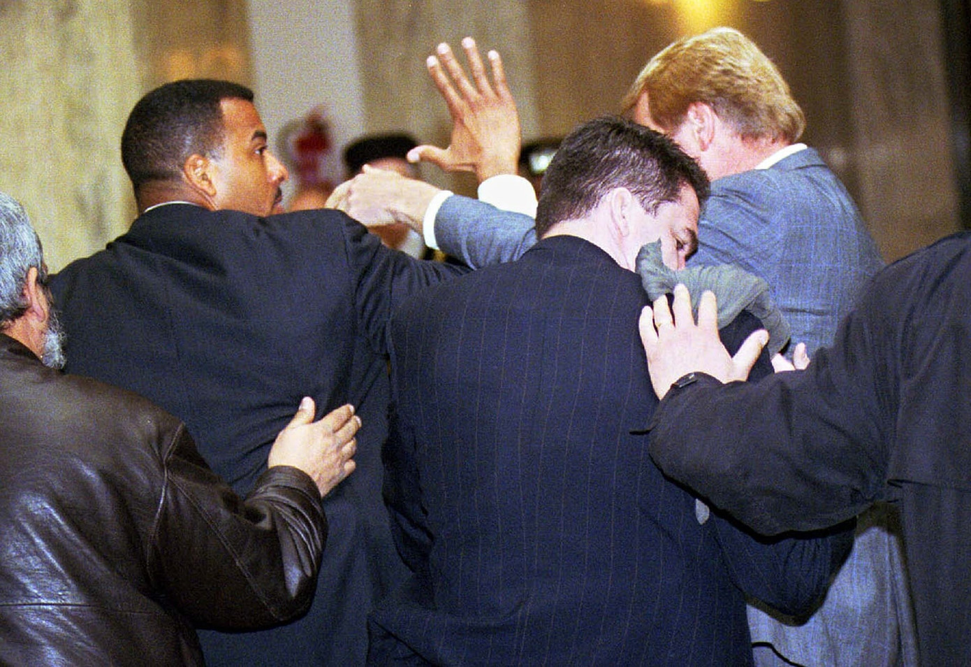 Các đặc vụ vây quanh Ngoại trưởng Mỹ Madeleine Albright ngay sau khi hai sinh viên ném trứng về phía bà tại Đại học Masaryk ở Brno (Cộng hòa Séc) ngày 6/3/2000. (Ảnh: Reuters)