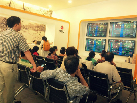 Nhà đầu tư tới các sàn giao dịch chứng khoán ngày càng đông 