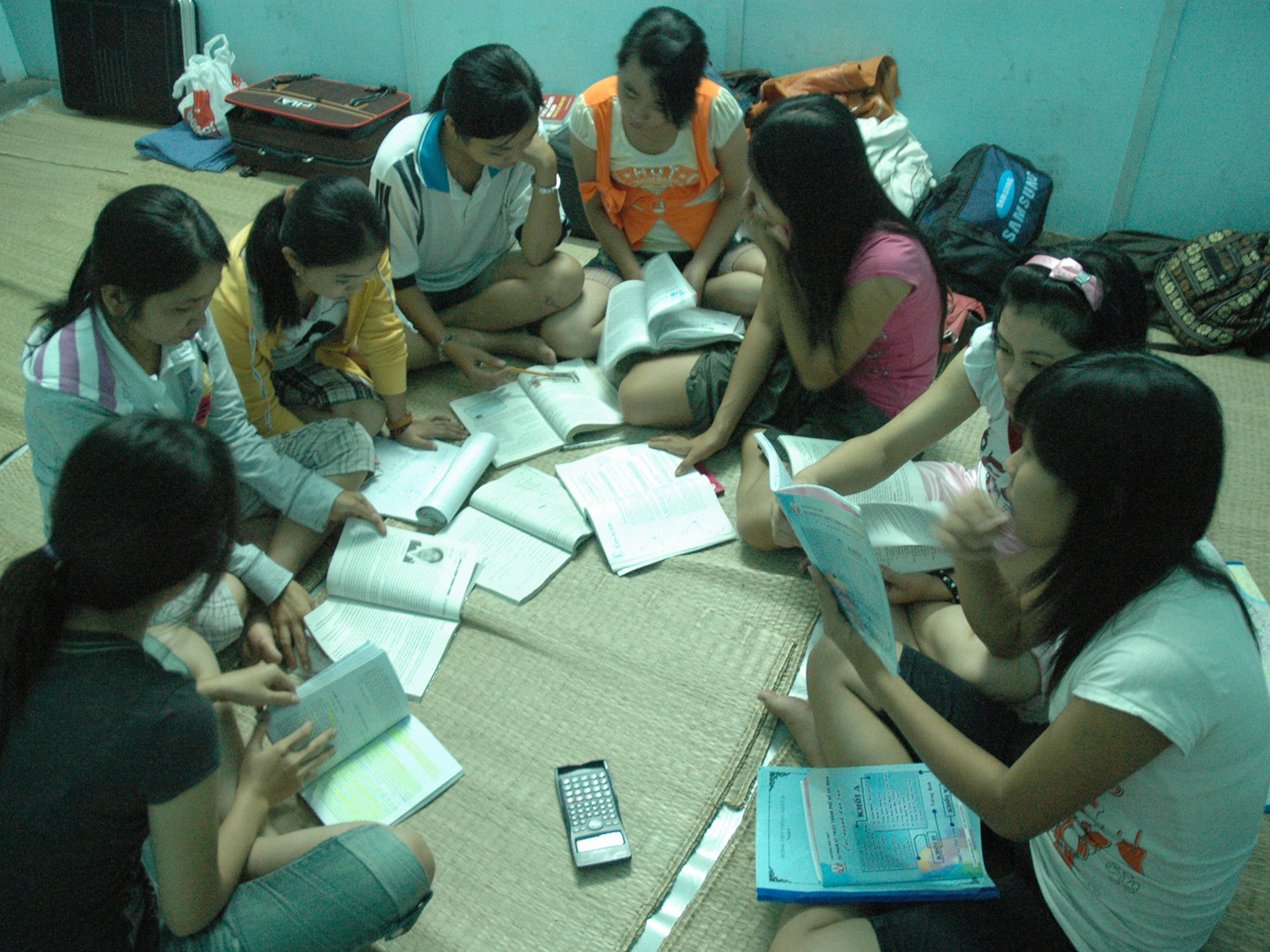 Các thí sinh ở trọ tại giáo xứ Xây Dựng trong kỳ thi năm 2009 tự ôn bài để chuẩn bị bước vào kỳ thi