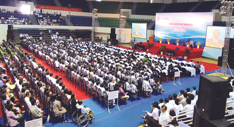 Hàng ngàn cán bộ ngồi kín cung thể thao Tiên Sơn nghe ông Thanh nói chuyện. Ảnh: Nam Cường. Hàng ngàn cán bộ ngồi kín cung thể thao Tiên Sơn nghe ông Thanh nói chuyện. Ảnh: Nam Cường