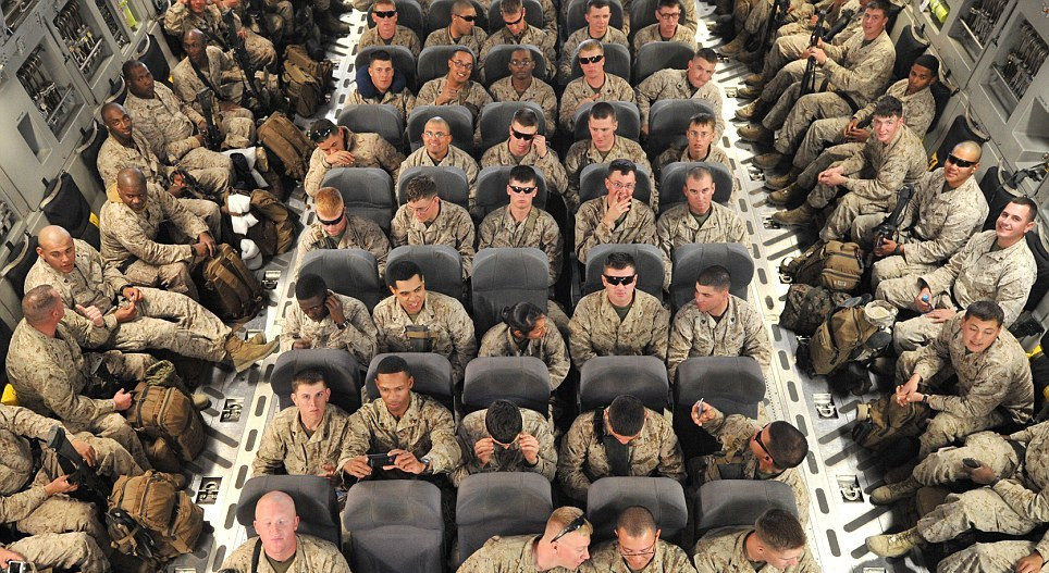 Binh lính Mỹ trên máy bay quân sự tới Afghanistan. Ảnh: Getty Images