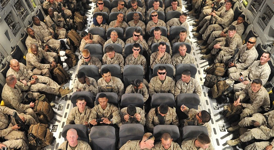 Binh lính Mỹ trên máy bay quân sự tới Afghanistan. Ảnh: Getty Images