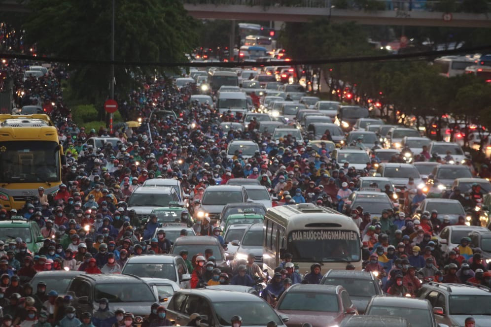Nghìn người 'chôn chân' trong dòng xe cộ sau cơn mưa lớn ở Sài Gòn ảnh 7