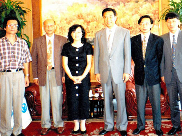  Jiang Weiping (ngoài cùng bên trái) và Bạc Hy Lai (thứ 4 từ trái sang) bên phóng viên các tờ báo của Hong Kong hồi năm 1998. Ảnh: Asahi Shimbum