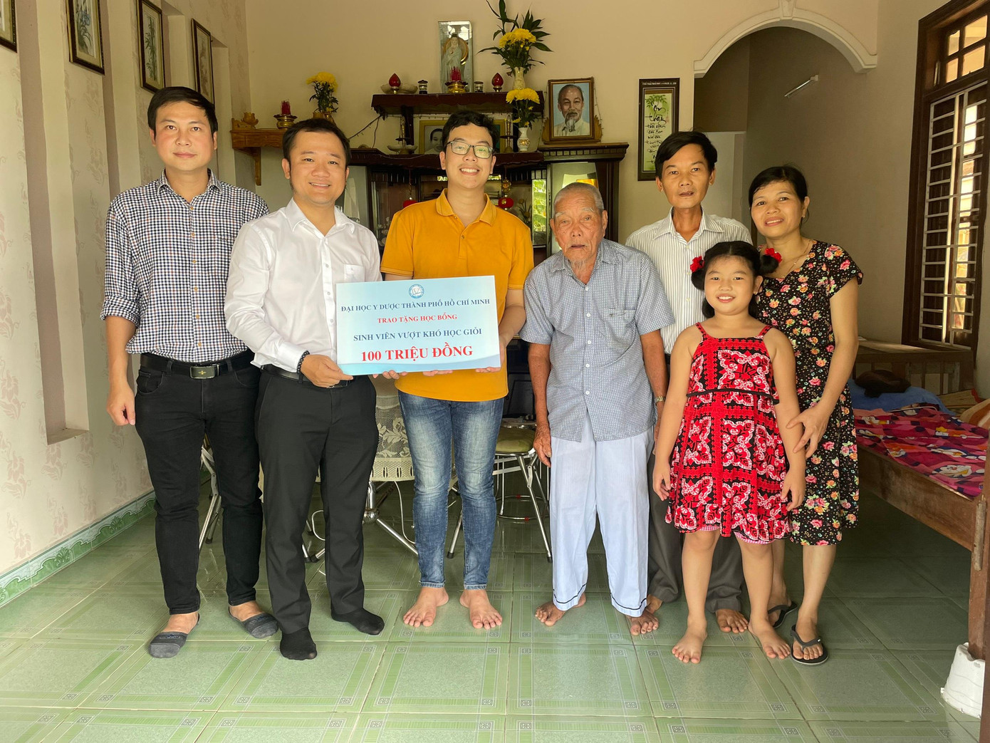 Trường ĐH Y Dược TPHCM trao học bổng cho tân sinh viên Lê Văn Hữu