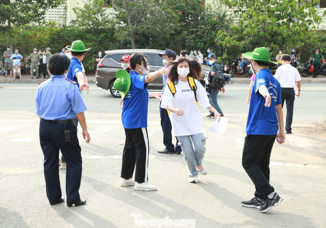 Có thí sinh đến trễ phải chạy hối hả vào phòng thi Có thí sinh đến trễ phải chạy hối hả vào phòng thi