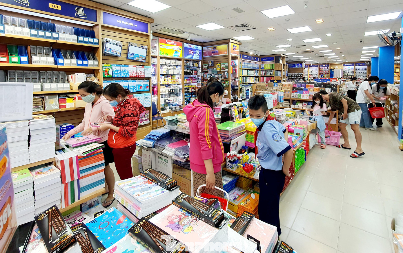 Bên cạnh sách, vở thì dụng cụ học tập cũng được phụ huynh, học sinh săn tìm Bên cạnh sách, vở thì dụng cụ học tập cũng được phụ huynh, học sinh săn tìm