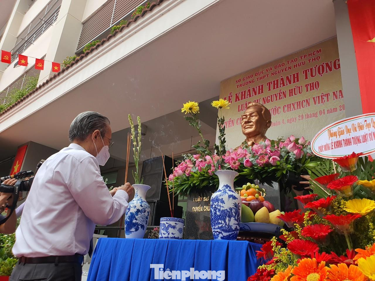 Ông Nguyễn Hữu Châu, con trai trưởng luật sư Nguyễn Hữu Thọ thắp nhang tại lễ khánh thành tượng Ông Nguyễn Hữu Châu, con trai trưởng luật sư Nguyễn Hữu Thọ thắp nhang tại lễ khánh thành tượng
