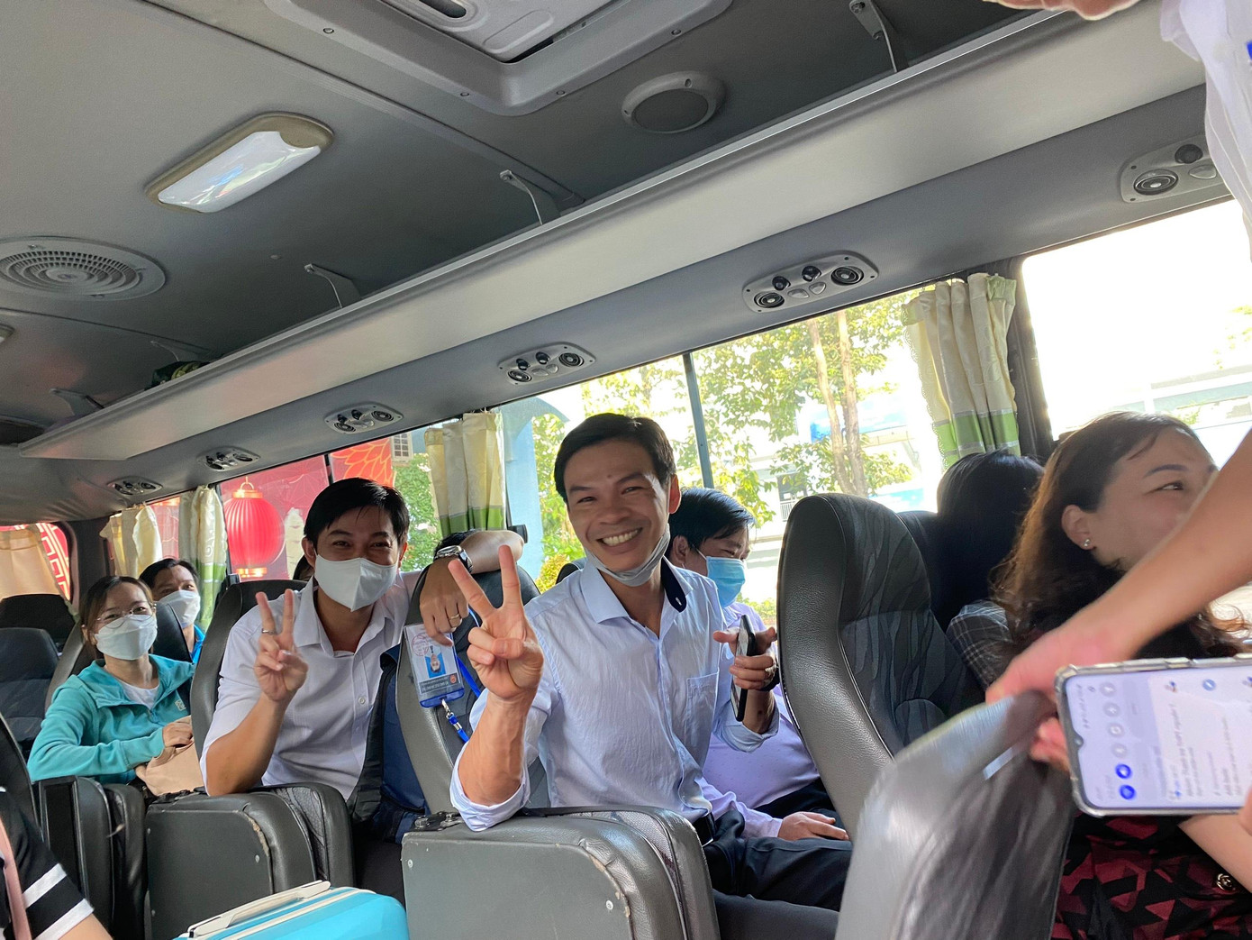 Cán bộ, giảng viên Trường ĐH Lạc Hồng lên xe đến Bình Dương làm nhiệm vụ coi thi sáng ngày 5/7 Cán bộ, giảng viên Trường ĐH Lạc Hồng lên xe đến Bình Dương làm nhiệm vụ coi thi sáng ngày 5/7