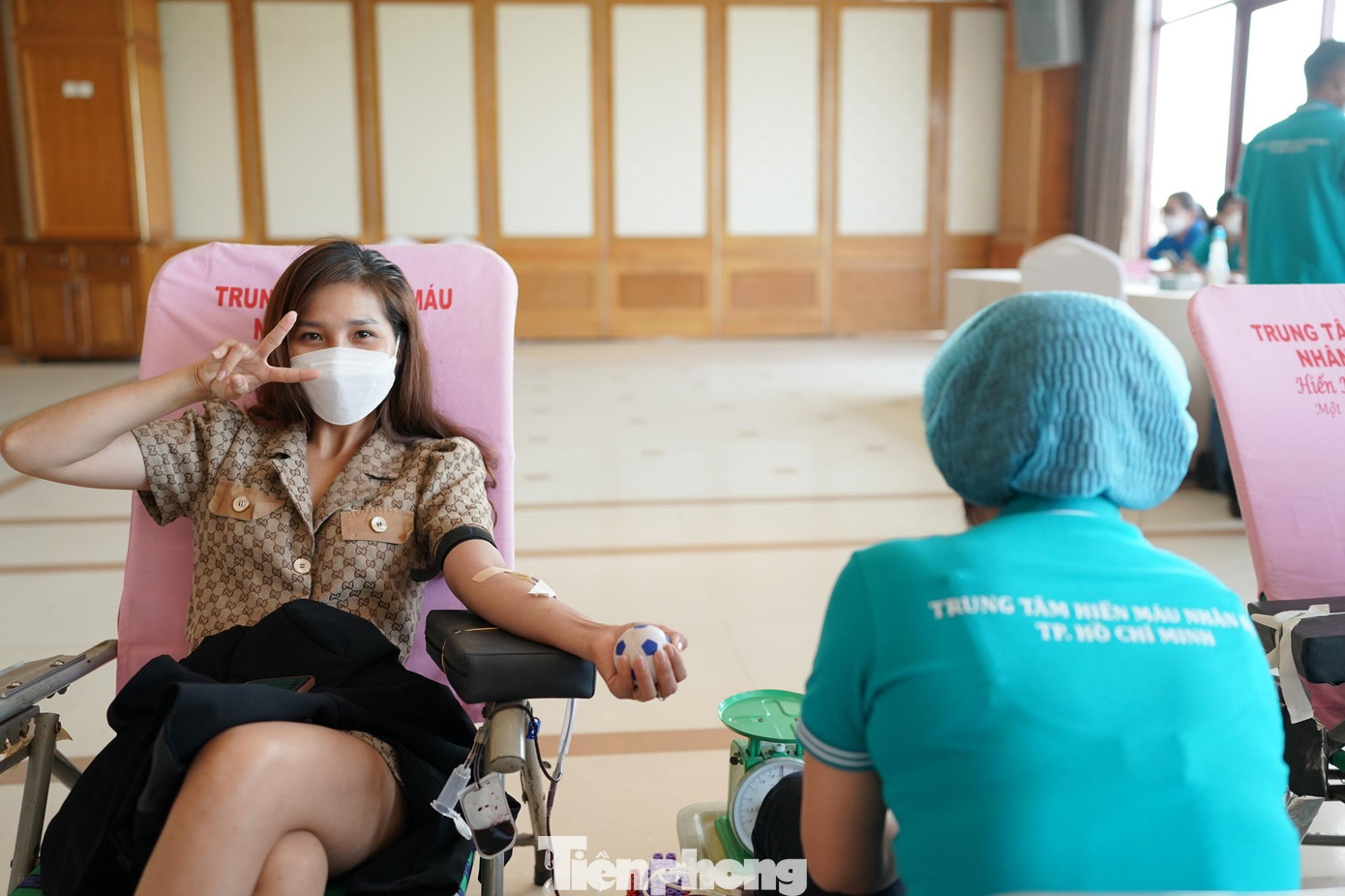 Chị Nguyễn Thị Ngọc Trâm vui mừng khi lần đầu tham gia hiến máu