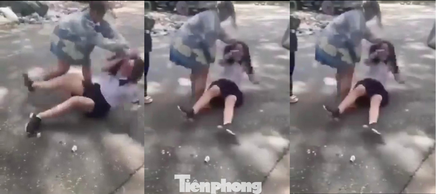 Hình ảnh nữ sinh bị "đàn chị" đánh trên đường (ảnh cắt từ clip)