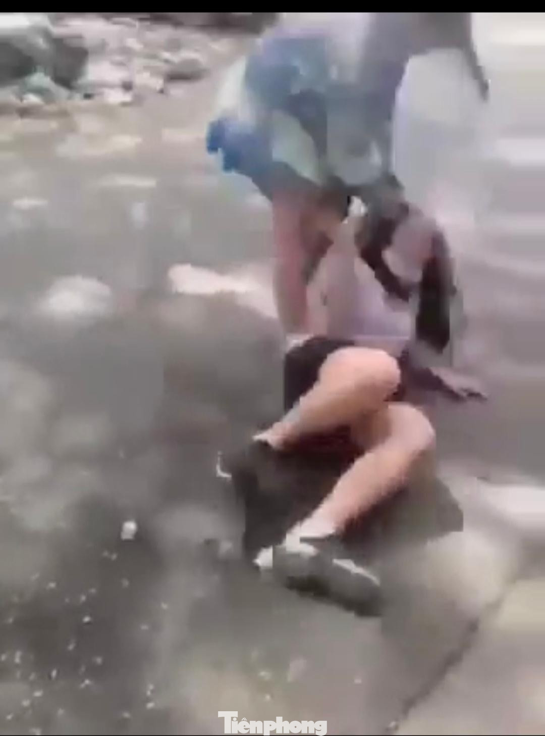 Clip dài khoảng 4 phút ngay khi xuất hiện trên mạng xã hội đã gây xôn xao, bức xúc dư luận.