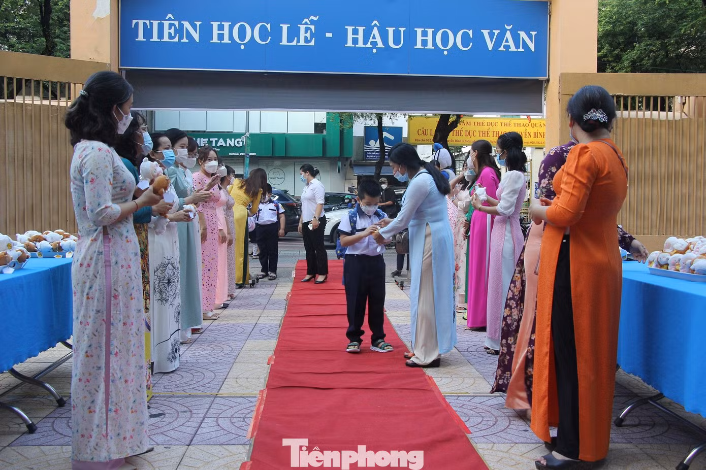 Tại Trường tiểu học Nguyễn Bỉnh Khiêm (quận 1), mới hơn 6h sáng, một số phụ huynh đã đưa con đi tựu trường. Các cô giáo đã xếp thành 2 hàng ngay cổng trường để đón học sinh.
