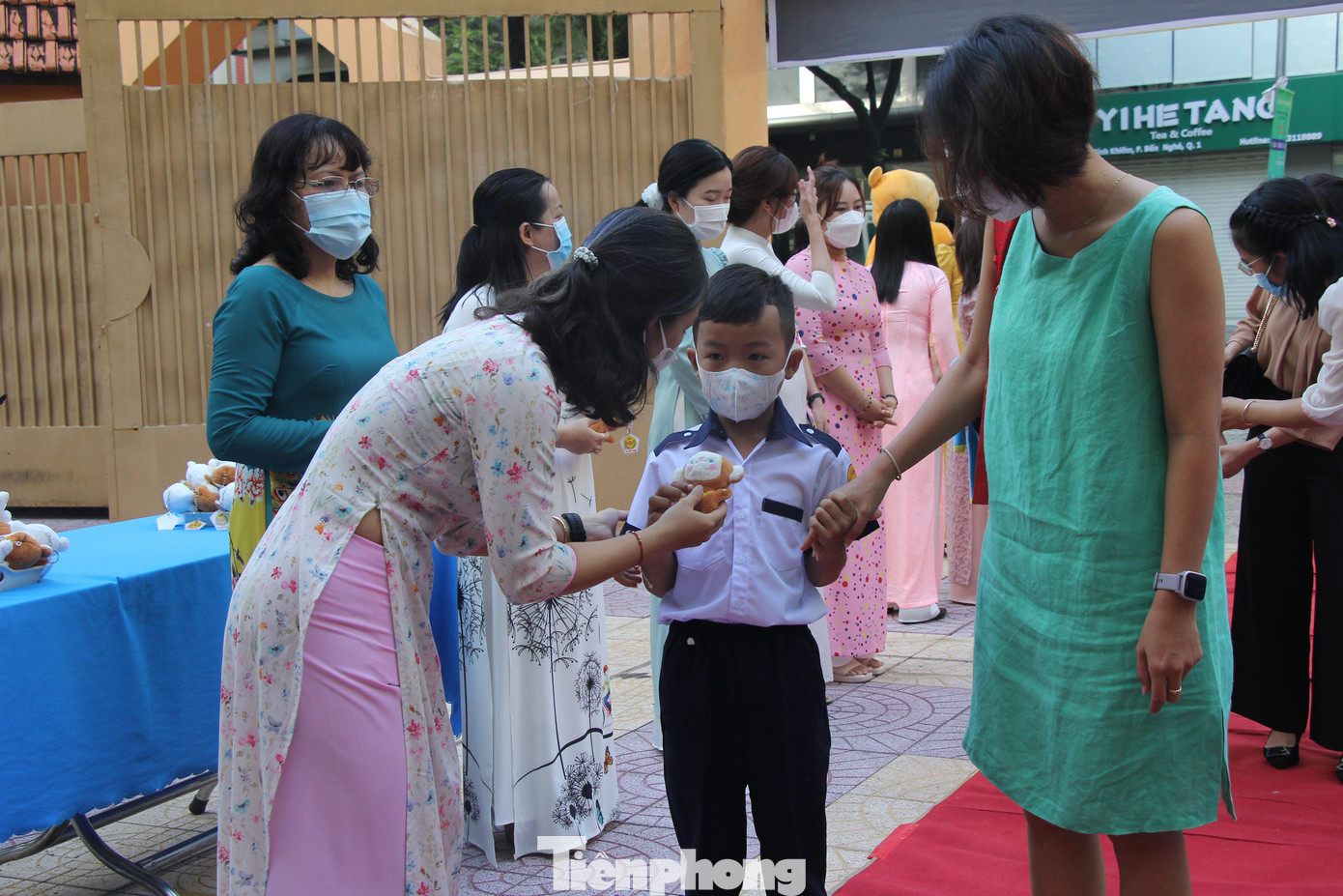 Cô Đỗ Ngọc Chi, Hiệu trưởng Trường tiểu học Nguyễn Bỉnh Khiêm cho biết, những ngày qua cán bộ, giáo viên nhà trường đã cùng nhau trang trí trường, lớp để chào đón các em học sinh đến trường, đặc biệt là học sinh lớp 1...