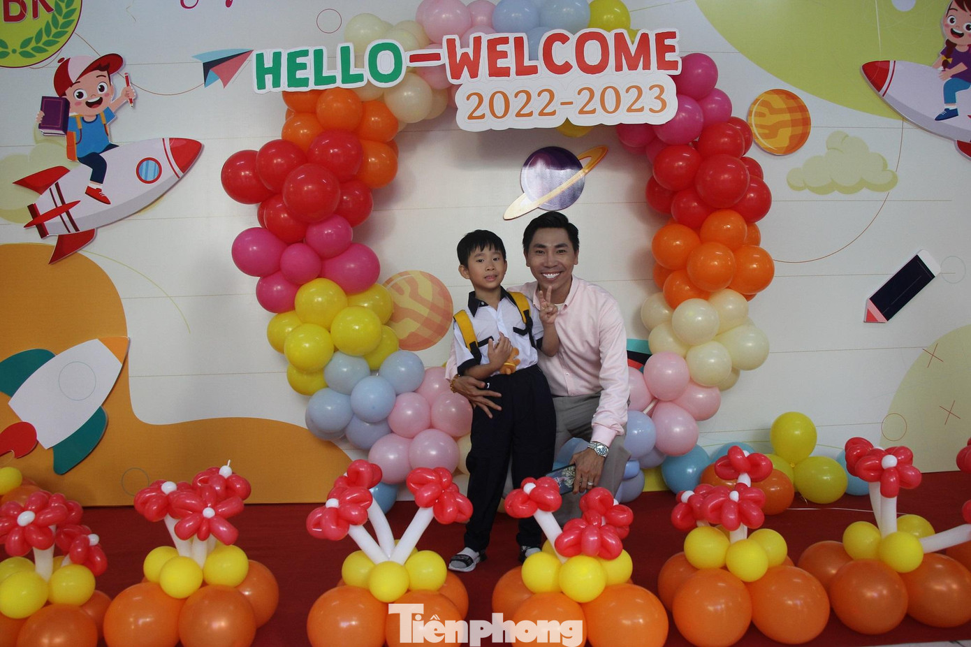 Bên cạnh việc chuẩn bị các điều kiện cần thiết từ cơ sở vật chất, trang thiết bị đến tập huấn giáo viên, hướng dẫn học sinh mua sách giáo khoa mới, Trường Tiểu học Nguyễn Bỉnh Khiêm cũng trang trí nhiều hoạt cảnh để phụ huynh, học sinh ghi lại khoảnh khắc lần đầu đến trường của con.