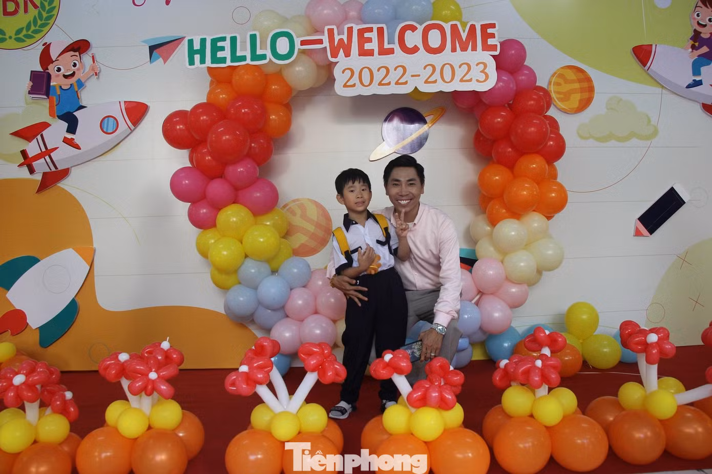 Bên cạnh việc chuẩn bị các điều kiện cần thiết từ cơ sở vật chất, trang thiết bị đến tập huấn giáo viên, hướng dẫn học sinh mua sách giáo khoa mới, Trường Tiểu học Nguyễn Bỉnh Khiêm cũng trang trí nhiều hoạt cảnh để phụ huynh, học sinh ghi lại khoảnh khắc lần đầu đến trường của con.