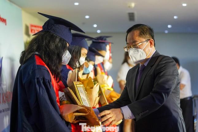 Nhà báo Lê Xuân Sơn - Tổng biên tập báo Tiền Phong, Giám đốc Qũy hỗ trợ Tài năng trẻ Việt Nam, Trưởng ban tổ chức chương trình "Nâng bước thủ khoa" trao học bổng "Nâng bước thủ khoa" tặng các tân sinh viên năm 2021 Nhà báo Lê Xuân Sơn - Tổng biên tập báo Tiền Phong, Giám đốc Qũy hỗ trợ Tài năng trẻ Việt Nam, Trưởng ban tổ chức chương trình "Nâng bước thủ khoa" trao học bổng "Nâng bước thủ khoa" tặng các tân sinh viên năm 2021