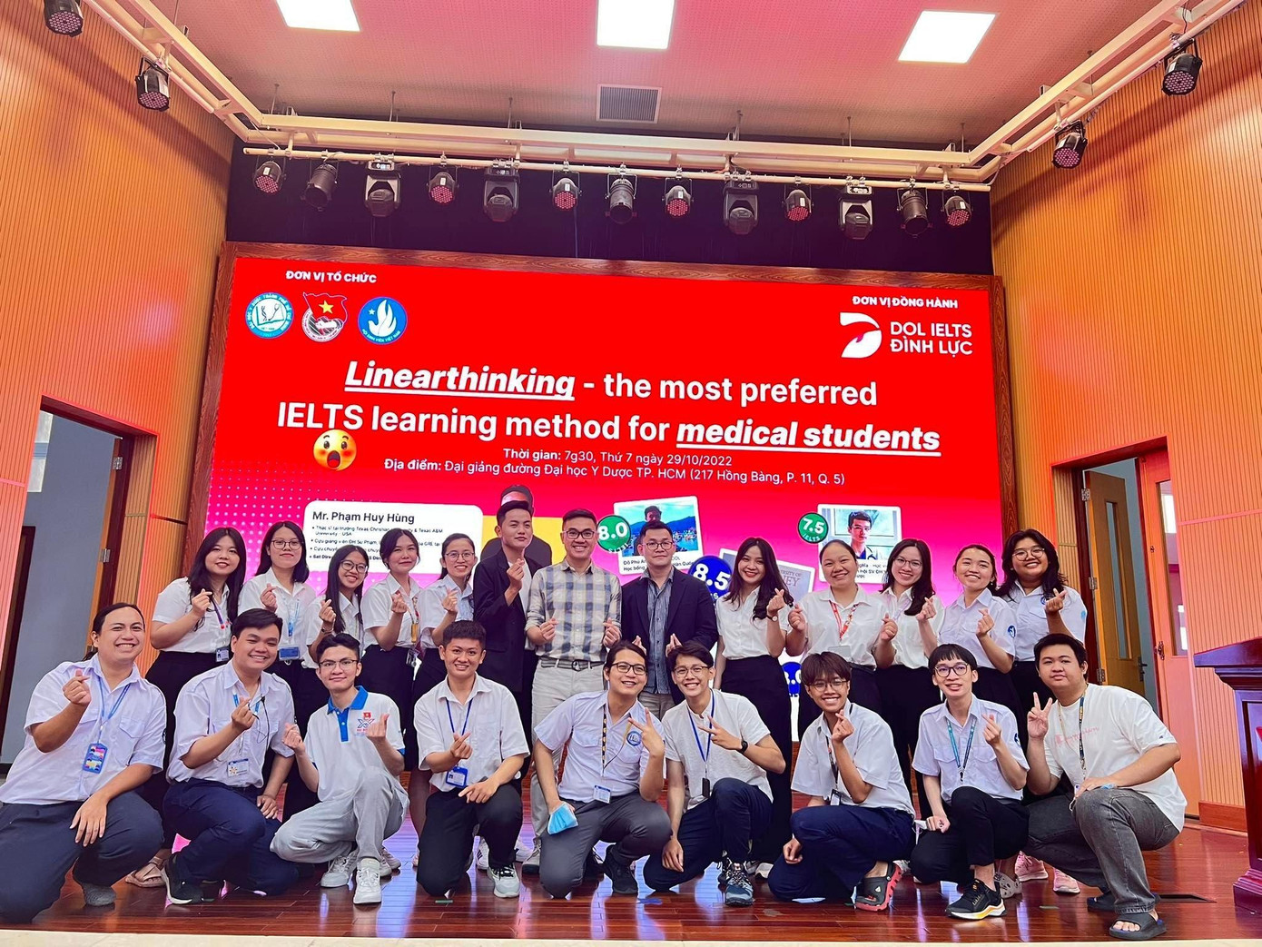 Cựu sinh viên và sinh viên giao lưu, chia sẻ kinh nghiệm với nhau. Chương trình do Đoàn thanh niên, Hội sinh viên Trường ĐH Y Dược TPHCM tổ chức