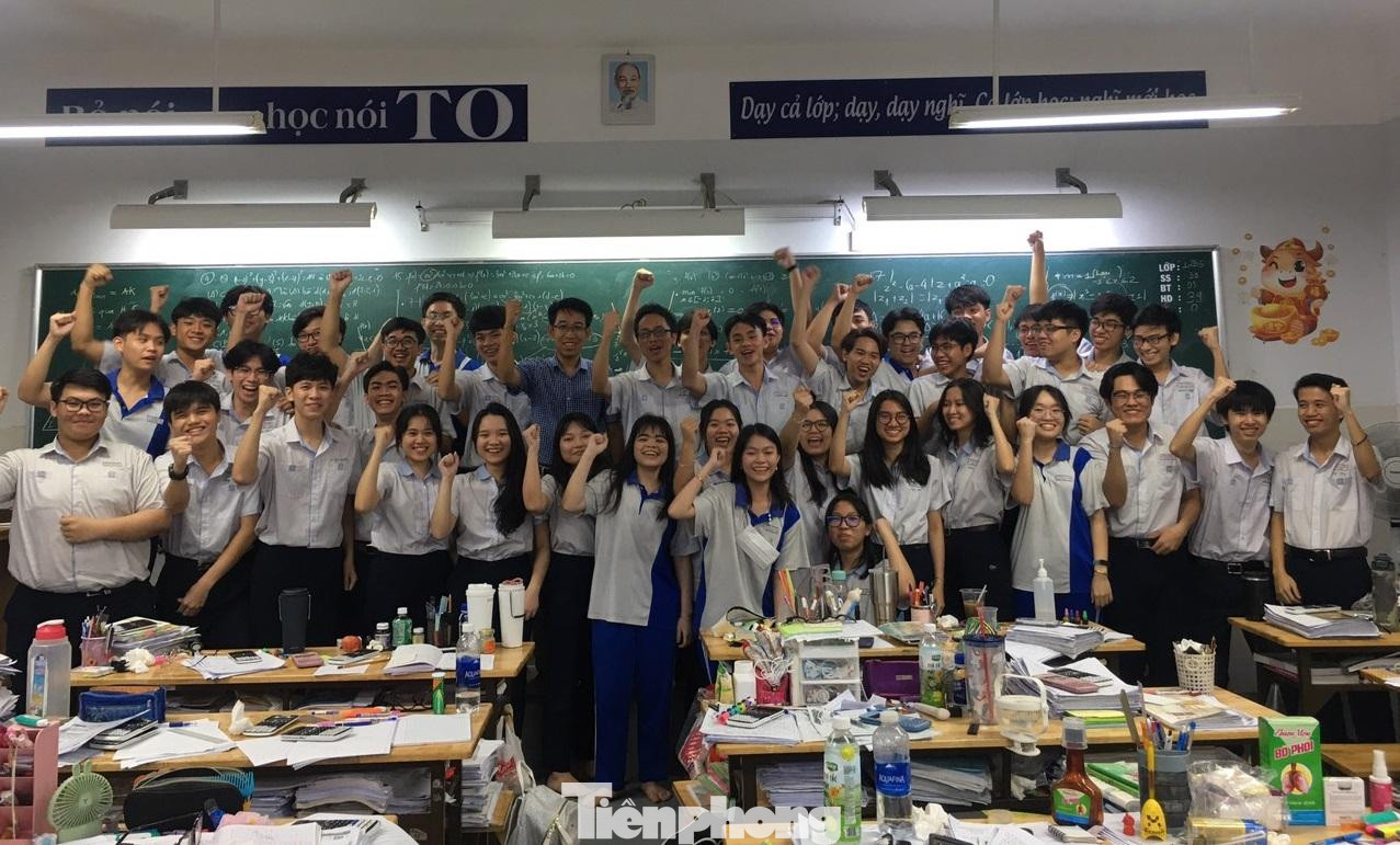 Thầy trò lớp 12B5 quyết tâm trước ngày thi (ảnh: NTCC) Thầy trò lớp 12B5 quyết tâm trước ngày thi (ảnh: NTCC)