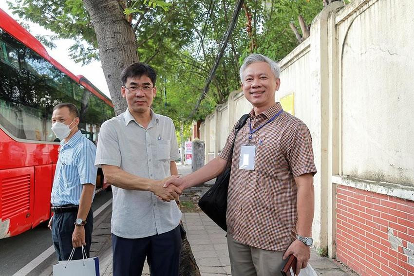 Ông Lê Trường Sơn (trái) động viên cán bộ, giảng viên trước giờ khởi hành đi Bình Thuận làm công tác kiểm tra thi. Ảnh: NT Ông Lê Trường Sơn (trái) động viên cán bộ, giảng viên trước giờ khởi hành đi Bình Thuận làm công tác kiểm tra thi. Ảnh: NT